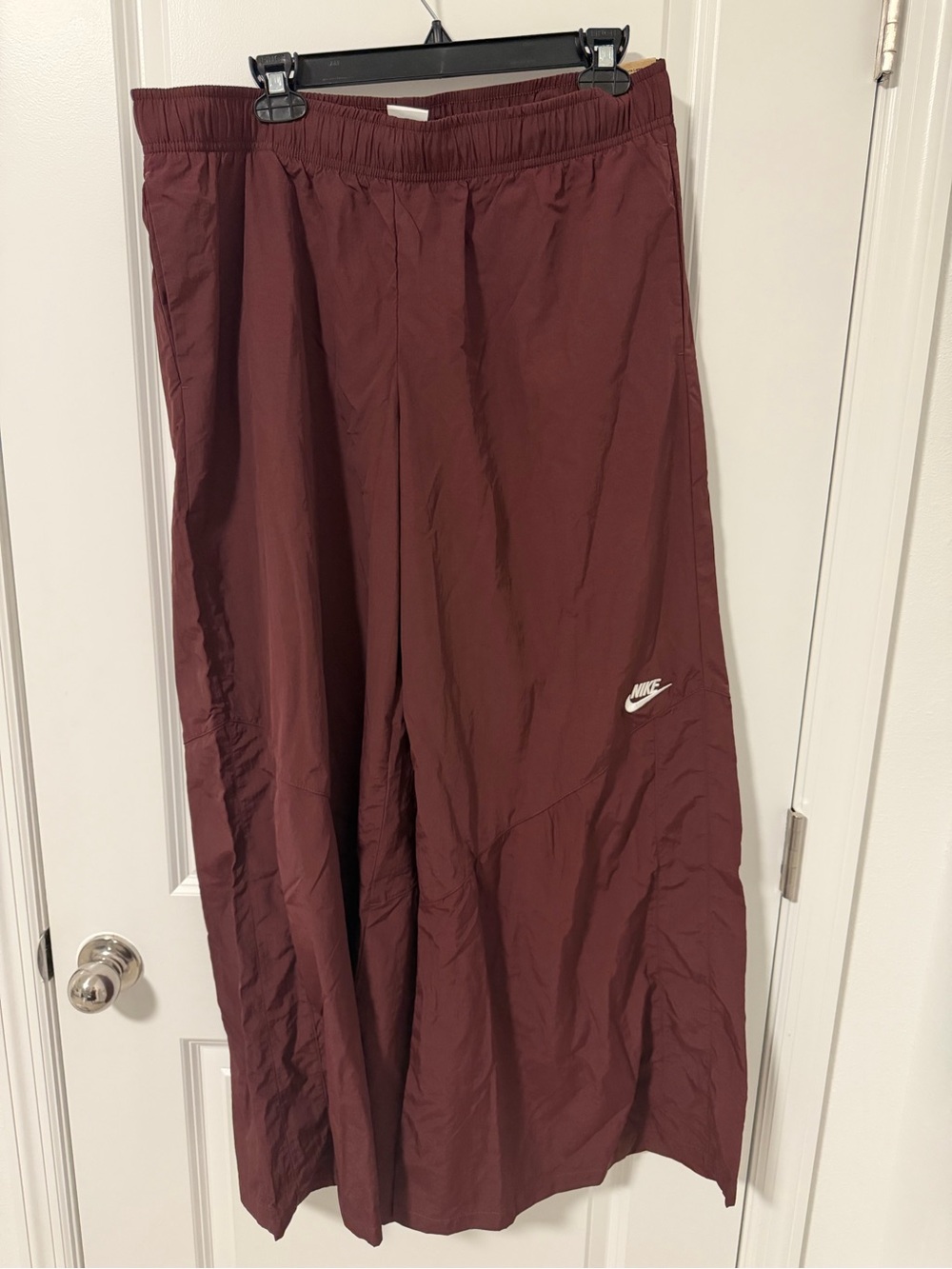 Nike Women’s Sportswear Essential Woven High-Waisted Wide-Leg Pants Maroon Large - Picture 11 of 12